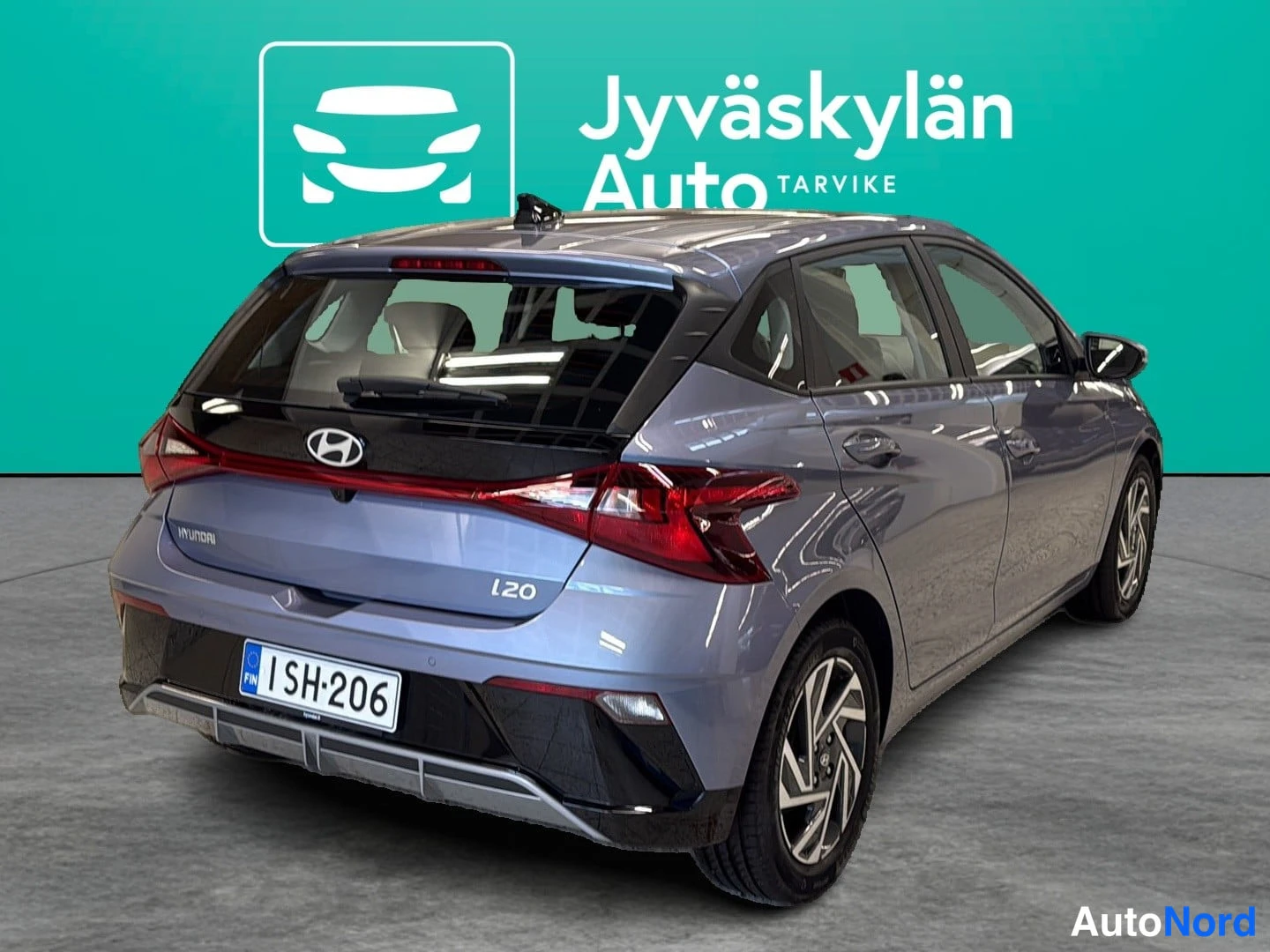 Blå Hyundai i20 2025, snett bakifrån, bild 5