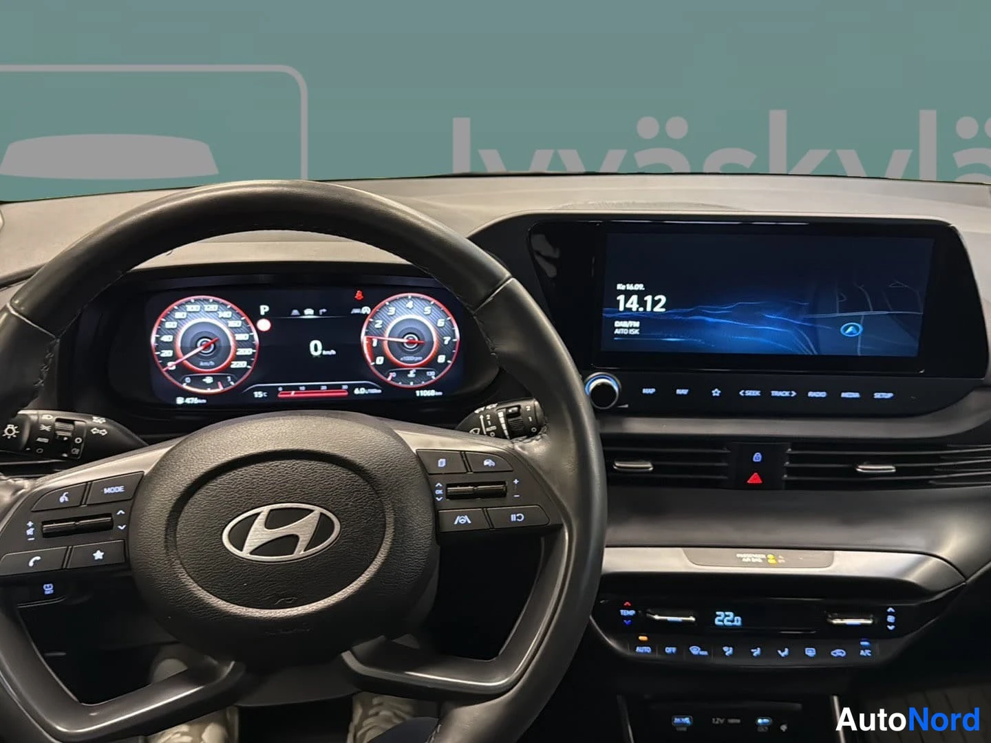 Blå Hyundai i20 2025, förarplats, bild 7