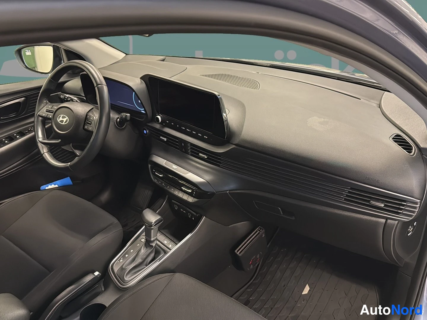 Blå Hyundai i20 2025, förarplats, bild 8