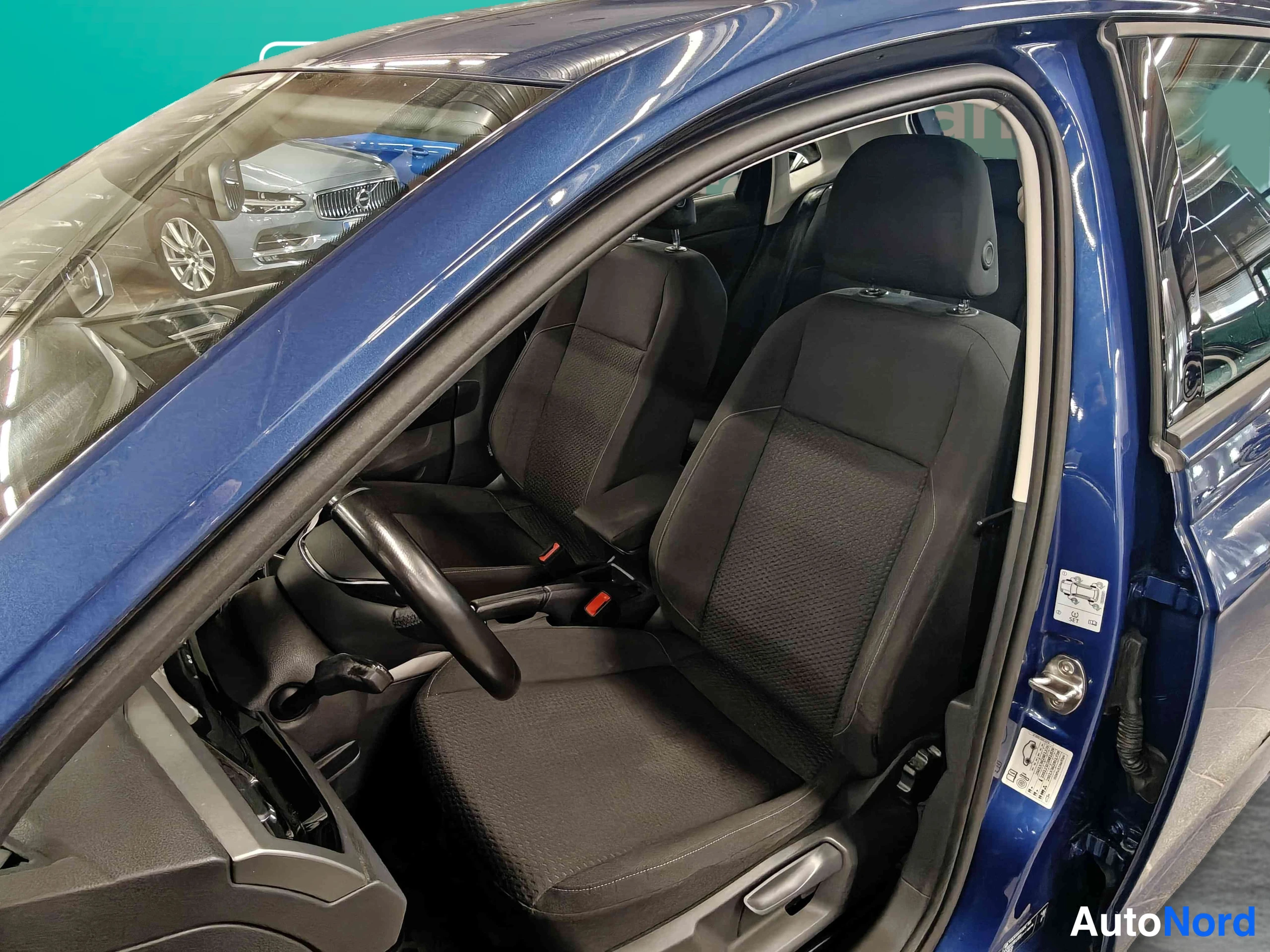 Sininen Volkswagen Polo 2018, etuistuimet, kuva 28