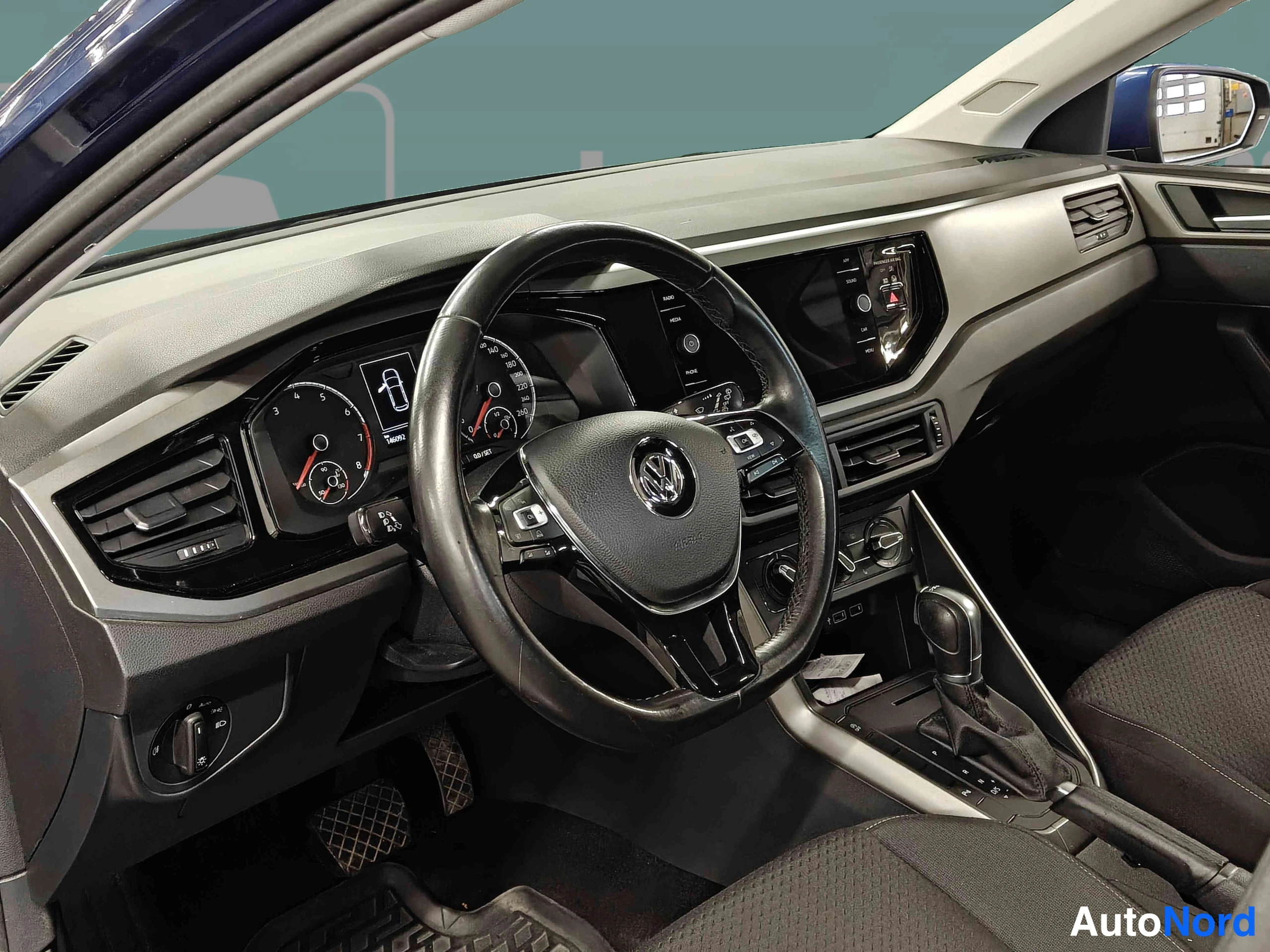 Sininen Volkswagen Polo 2018, ohjaamo, kuva 24