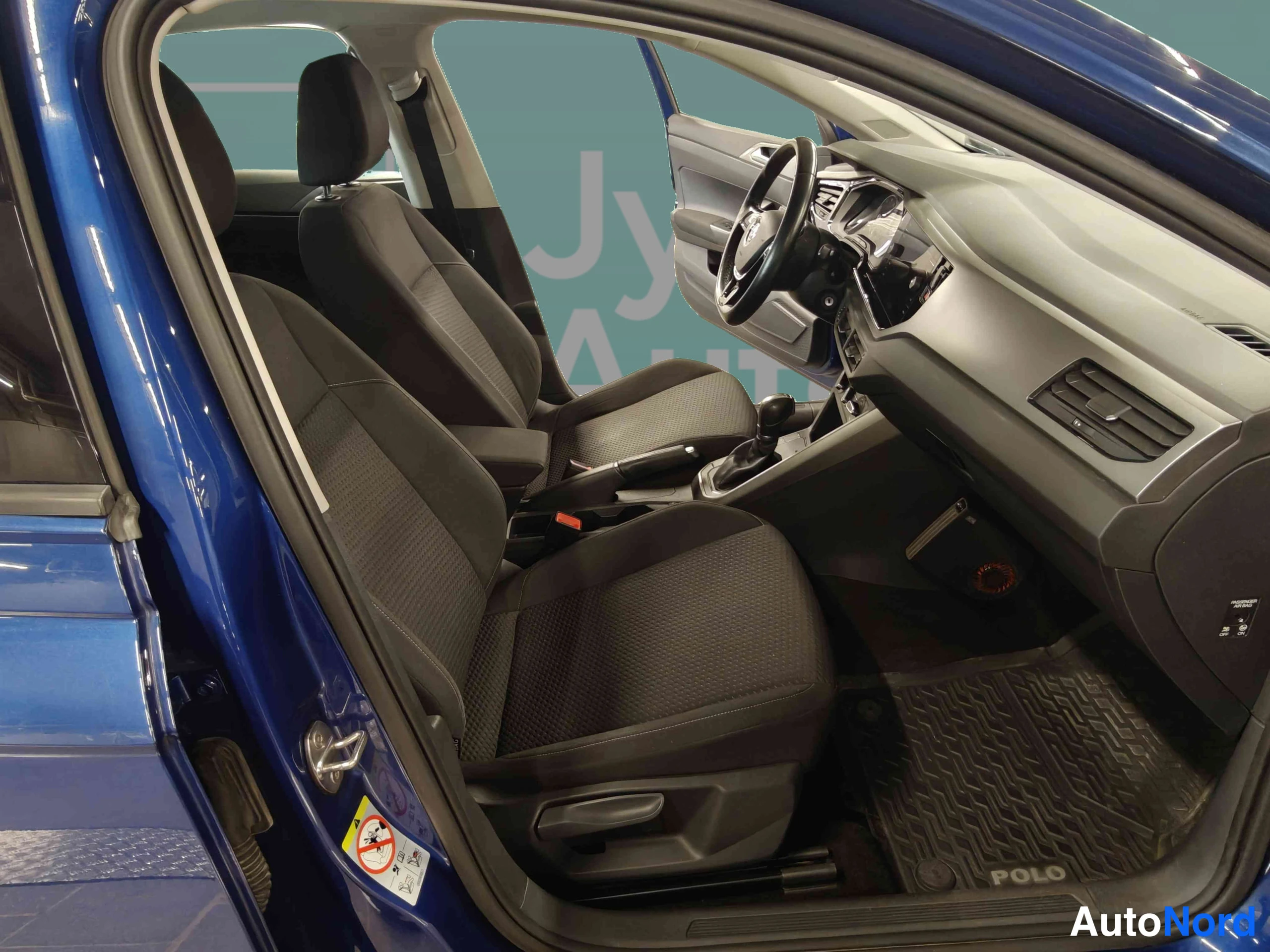Sininen Volkswagen Polo 2018, ohjaamo, kuva 26