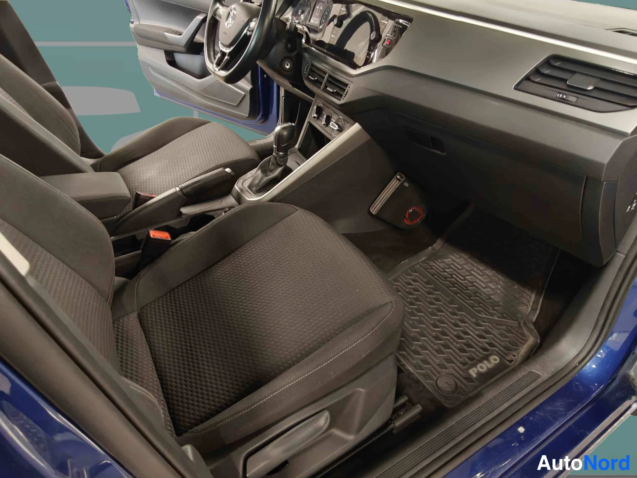Sininen Volkswagen Polo 2018, ohjaamo, kuva 17