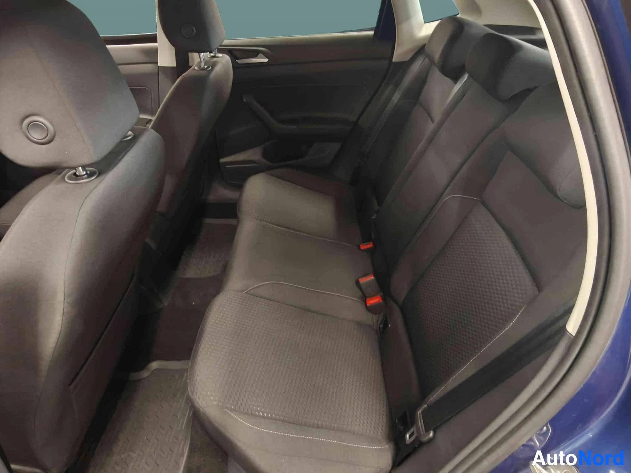 Sininen Volkswagen Polo 2018, takaistuimet, kuva 29
