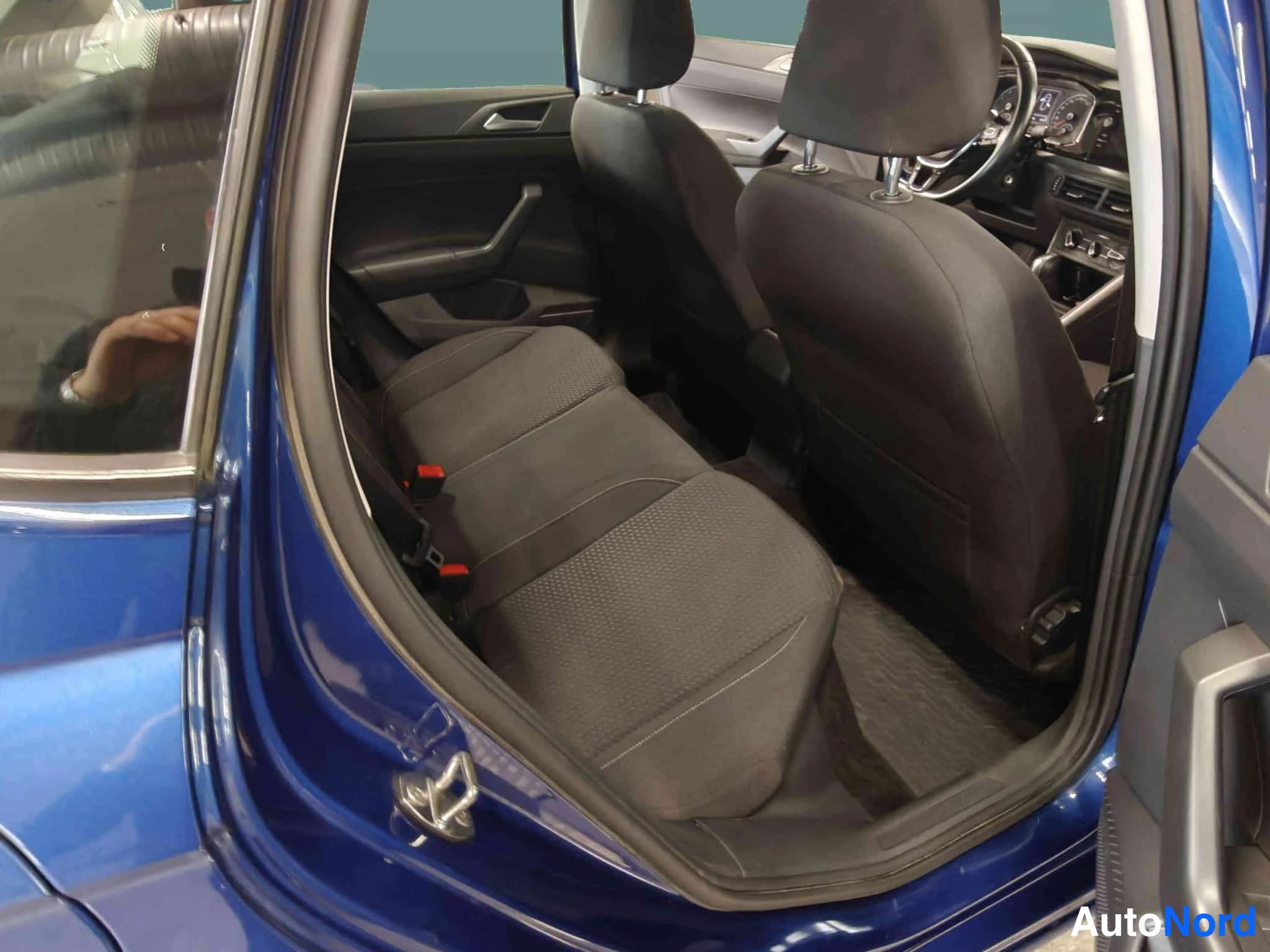 Sininen Volkswagen Polo 2018, takaistuimet, kuva 31