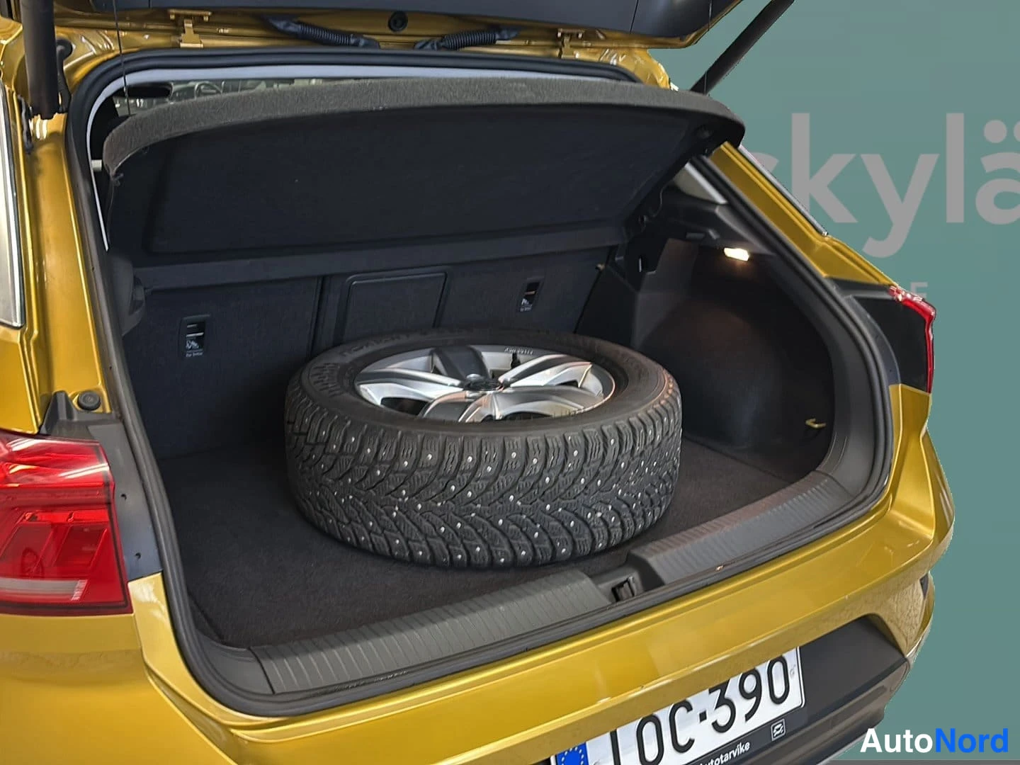 Keltainen Volkswagen T-Roc 2018, tavaratila, kuva 10