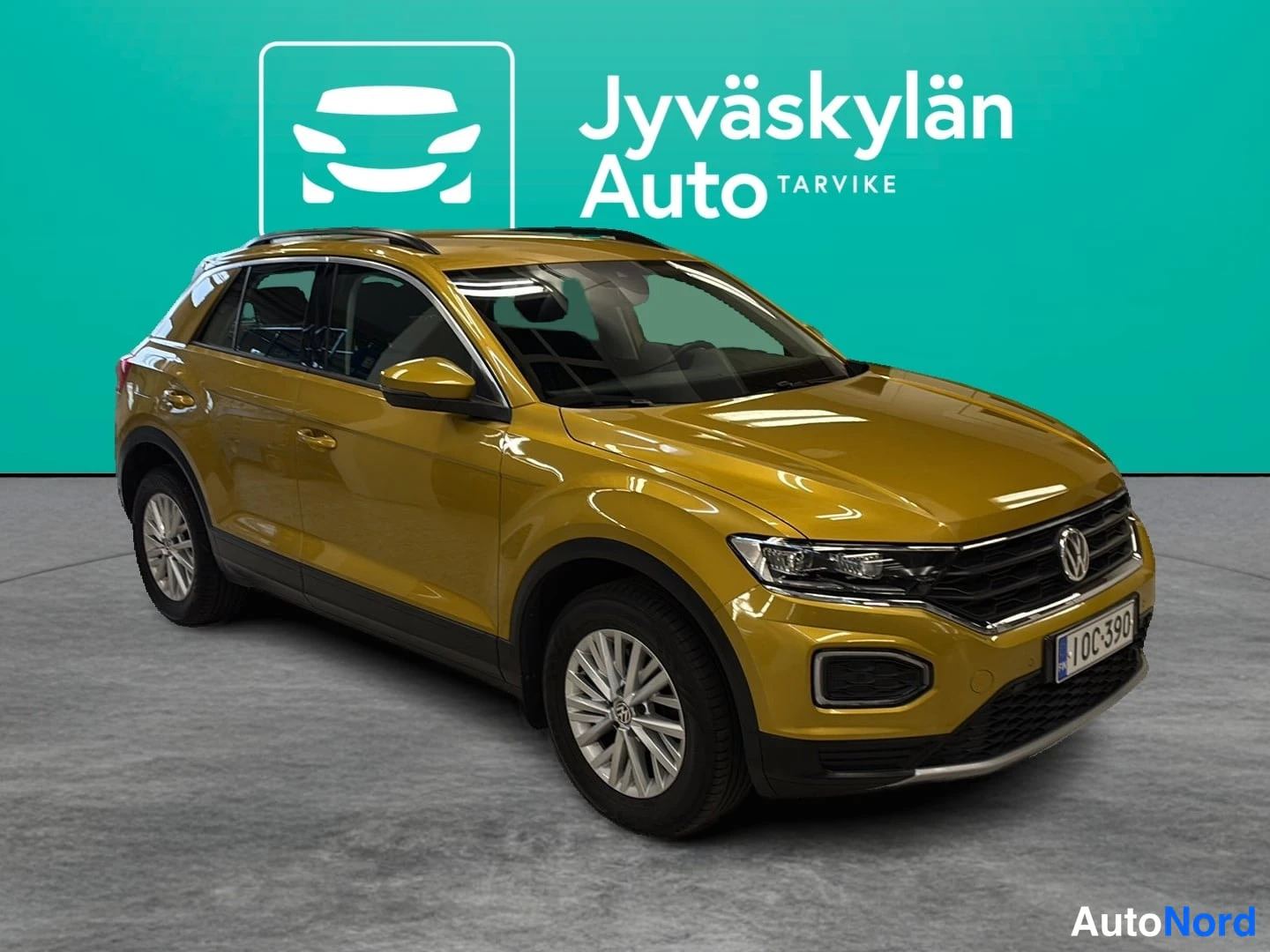 Keltainen Volkswagen T-Roc 2018, etuviisto, keula oikealle, kuva 2