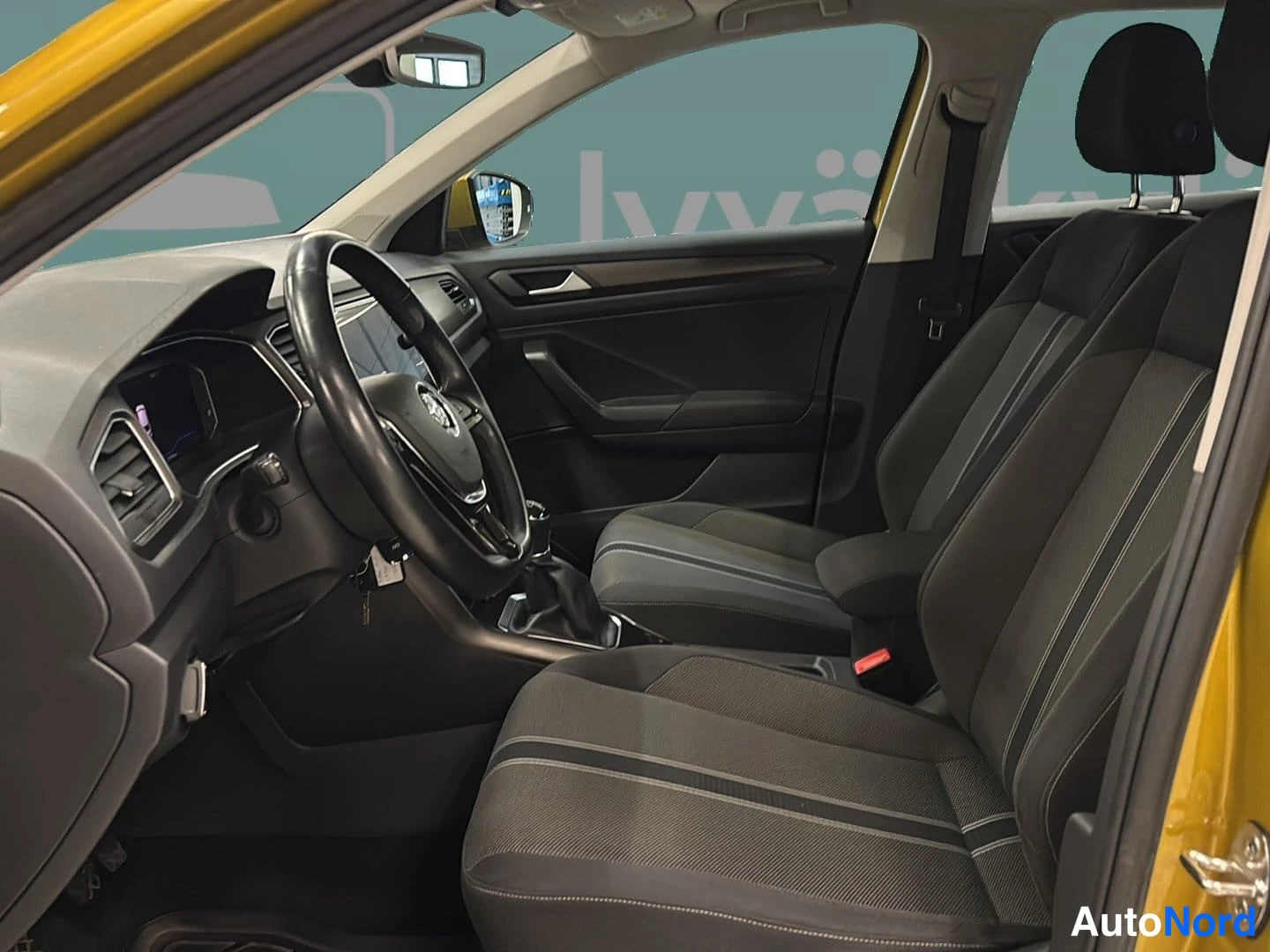 Keltainen Volkswagen T-Roc 2018, ohjaamo, kuva 6