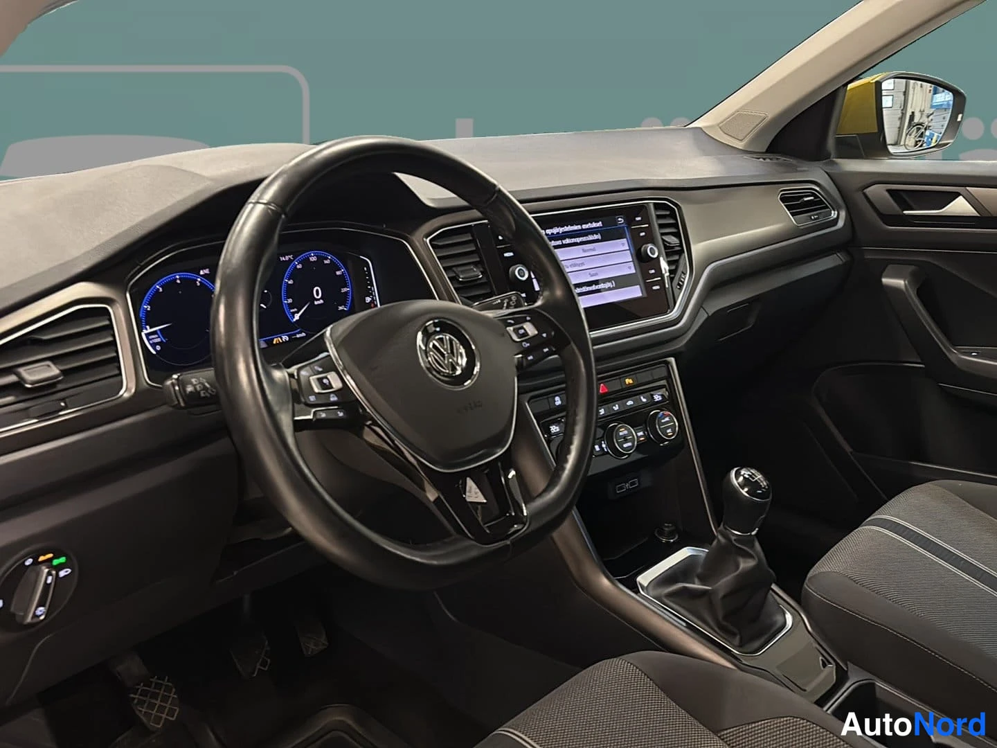Keltainen Volkswagen T-Roc 2018, ohjaamo, kuva 7