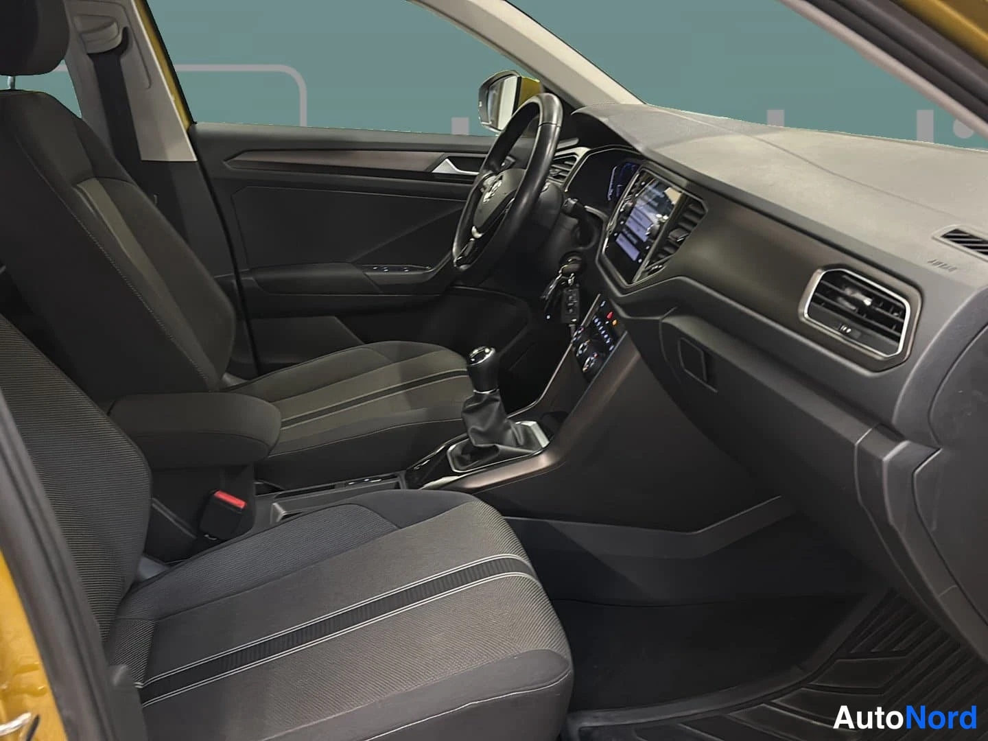 Keltainen Volkswagen T-Roc 2018, ohjaamo, kuva 8
