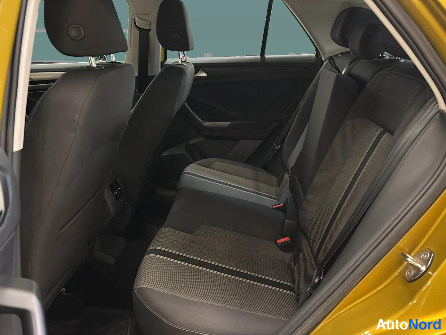Keltainen Volkswagen T-Roc 2018, takaistuimet, kuva 9