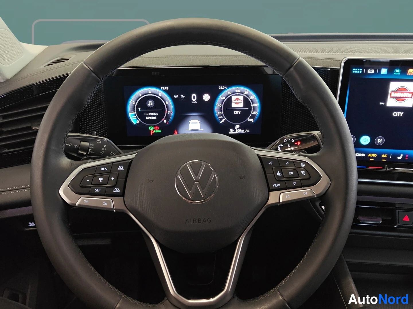 Hopea Volkswagen Tiguan 2024, ohjaamo, kuva 6