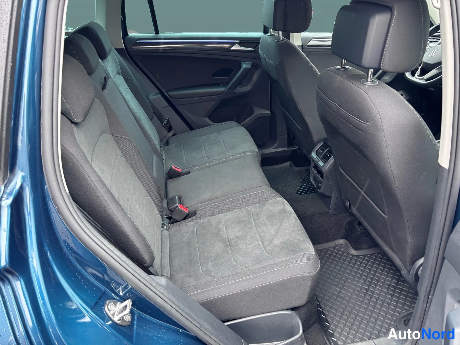 Sininen Volkswagen Tiguan 2022, takaistuimet, kuva 14
