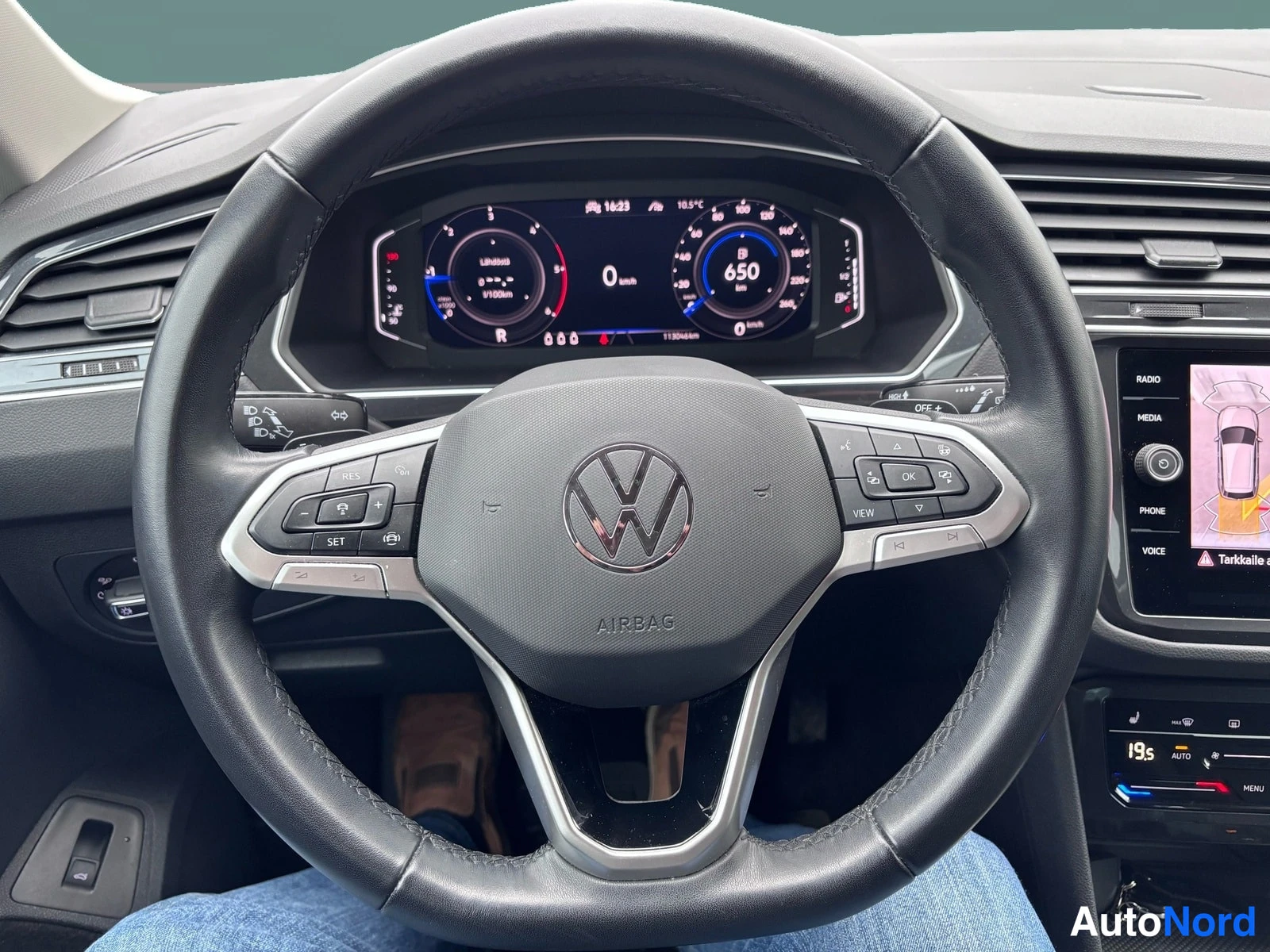 Sininen Volkswagen Tiguan 2022, ohjaamo, kuva 8