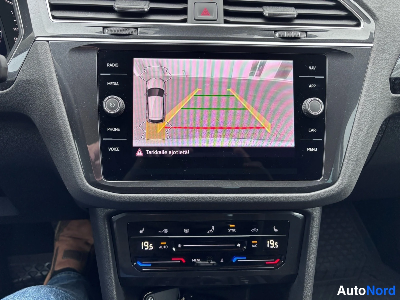 Sininen Volkswagen Tiguan 2022, ohjaamo, kuva 9