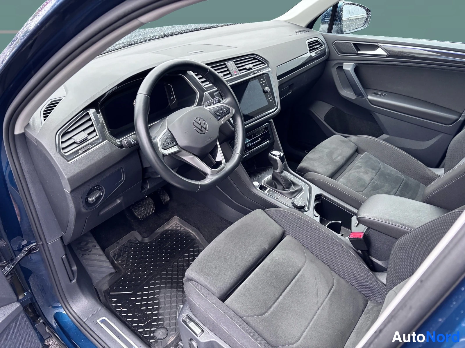 Sininen Volkswagen Tiguan 2022, ohjaamo, kuva 7