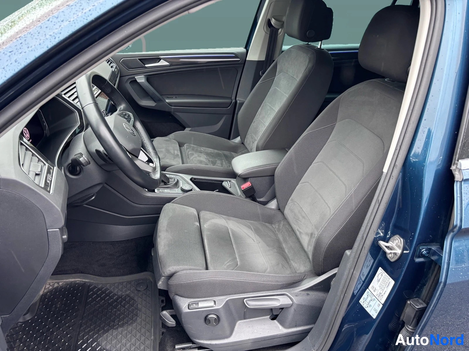 Sininen Volkswagen Tiguan 2022, etuistuimet, kuva 11