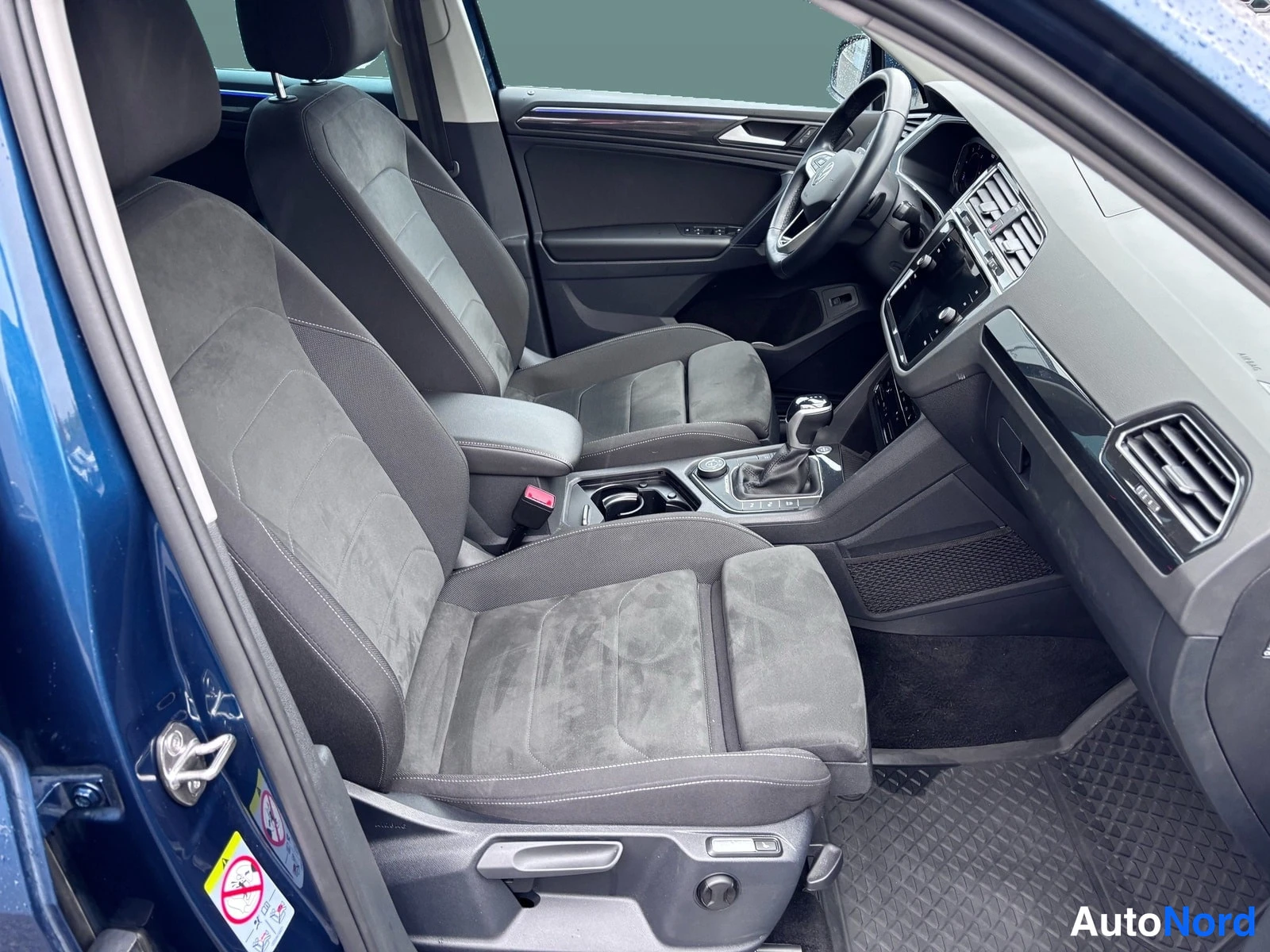 Sininen Volkswagen Tiguan 2022, etuistuimet, kuva 12