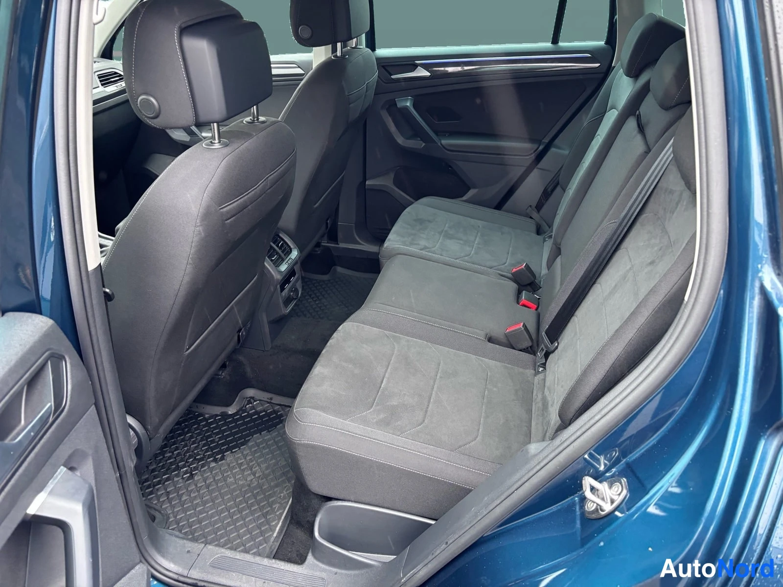 Sininen Volkswagen Tiguan 2022, takaistuimet, kuva 13