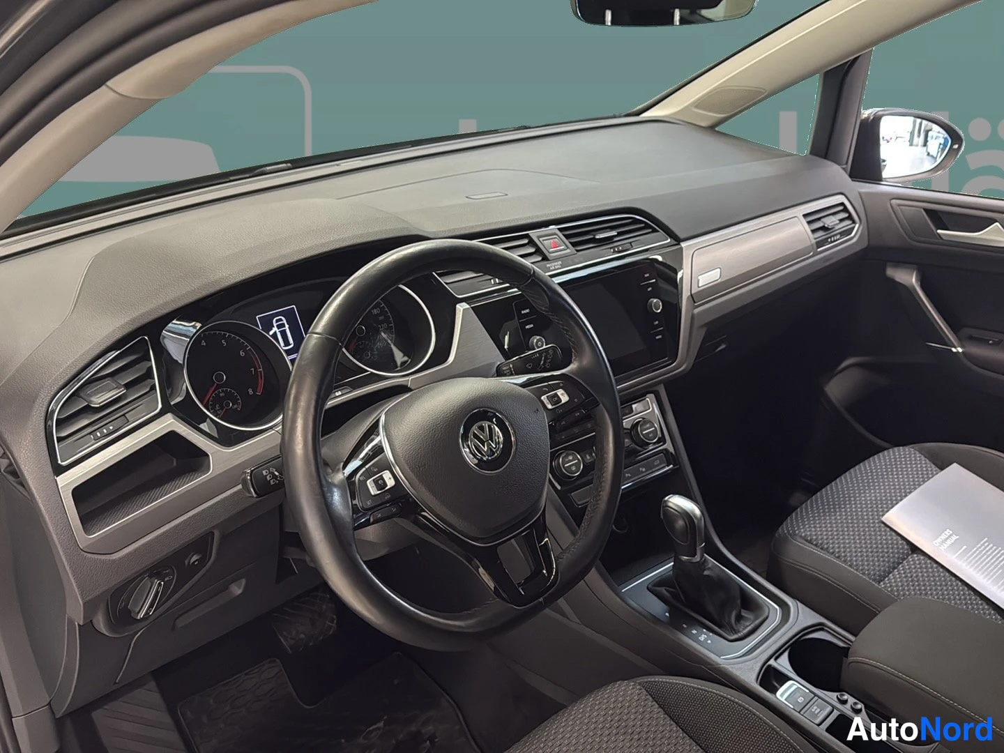 Harmaa Volkswagen Touran 2018, ohjaamo, kuva 8