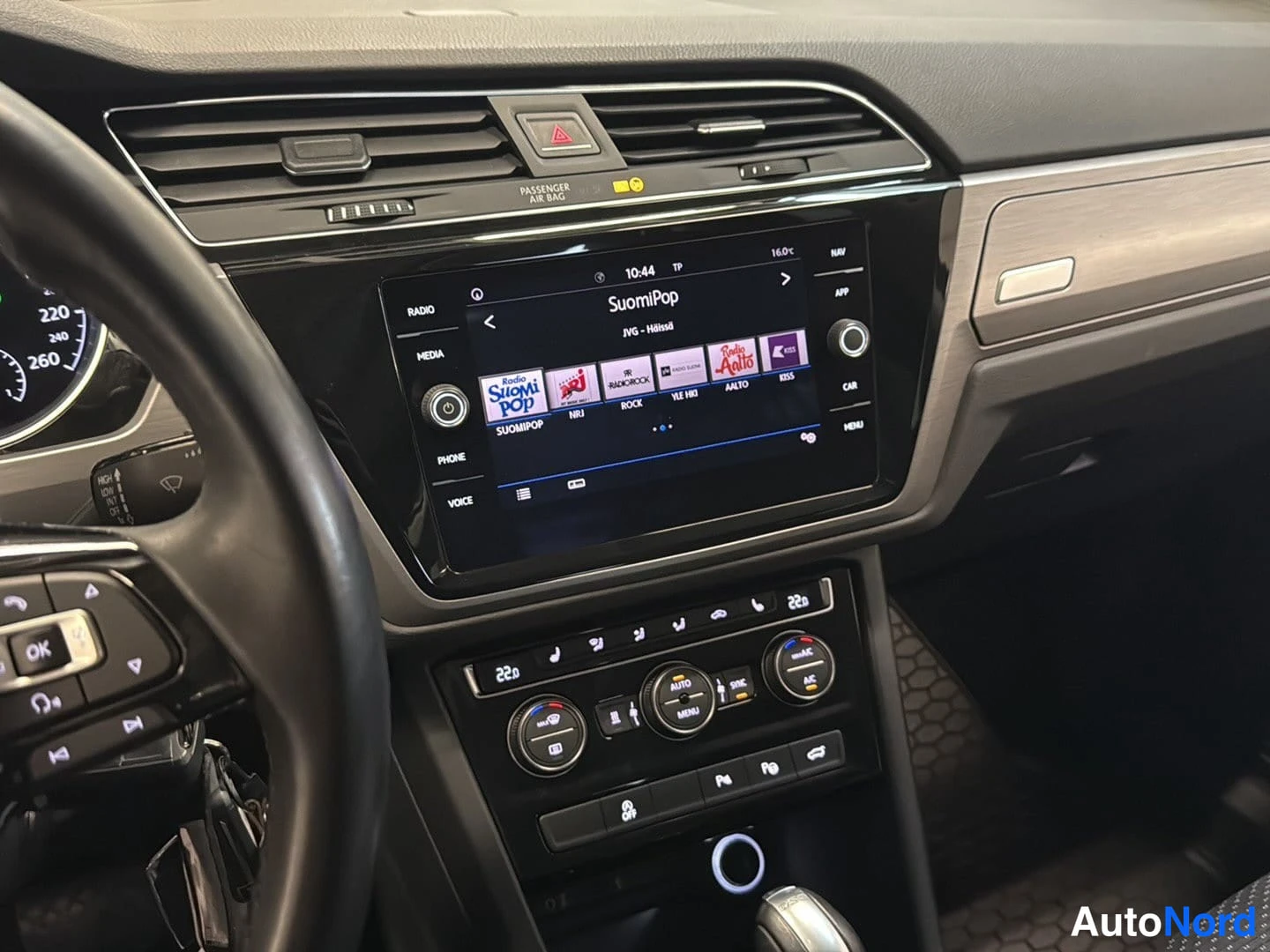 Harmaa Volkswagen Touran 2018, ohjaamo, kuva 9