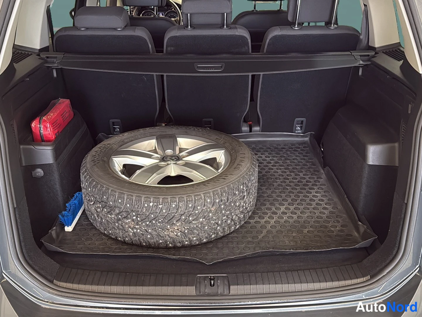 Harmaa Volkswagen Touran 2018, tavaratila, kuva 14