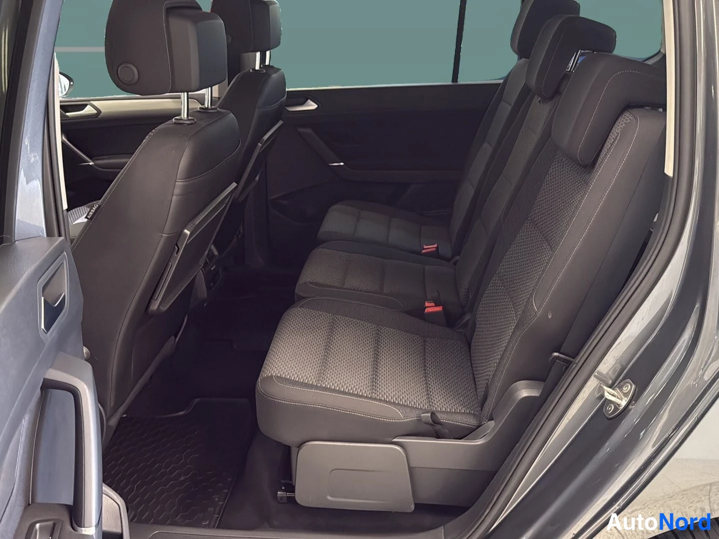 Harmaa Volkswagen Touran 2018, takaistuimet, kuva 12