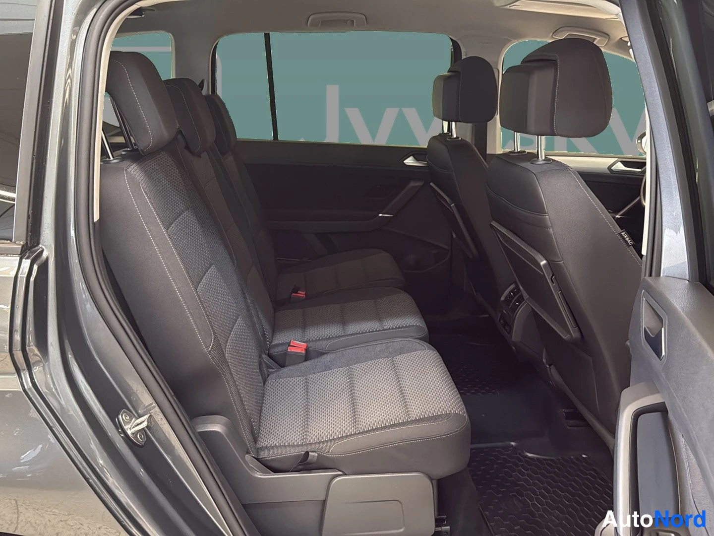 Harmaa Volkswagen Touran 2018, takaistuimet, kuva 13