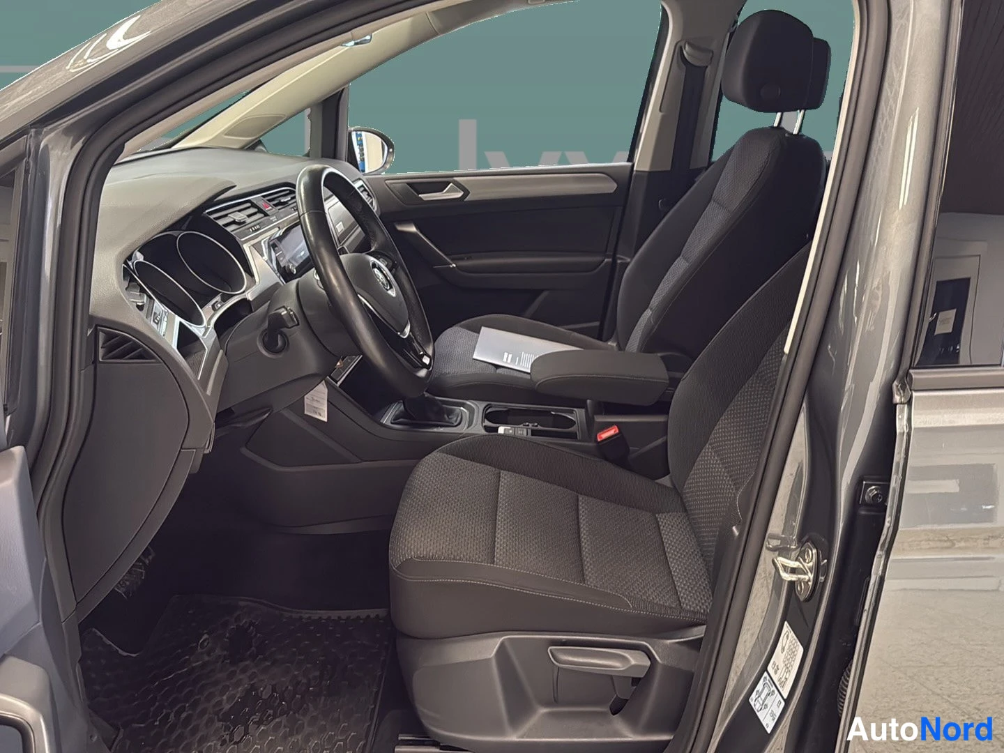 Harmaa Volkswagen Touran 2018, etuistuimet, kuva 10