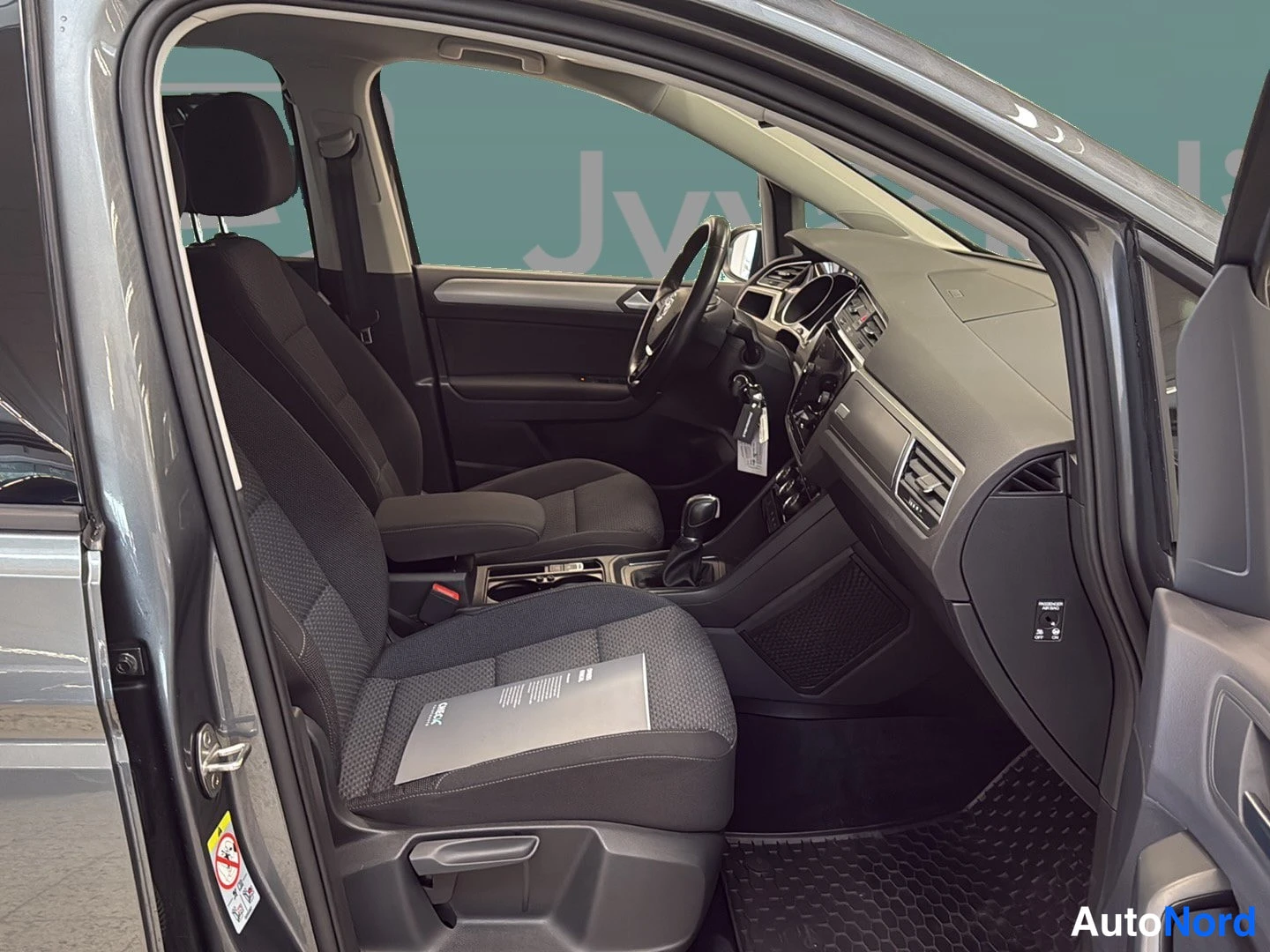 Harmaa Volkswagen Touran 2018, etuistuimet, kuva 11