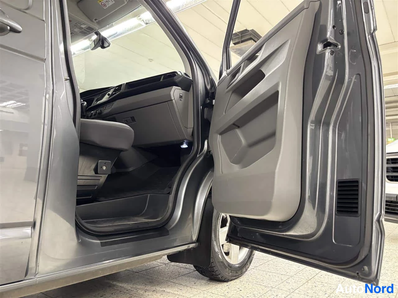 Harmaa Volkswagen Transporter 2020, ohjaamo, kuva 14