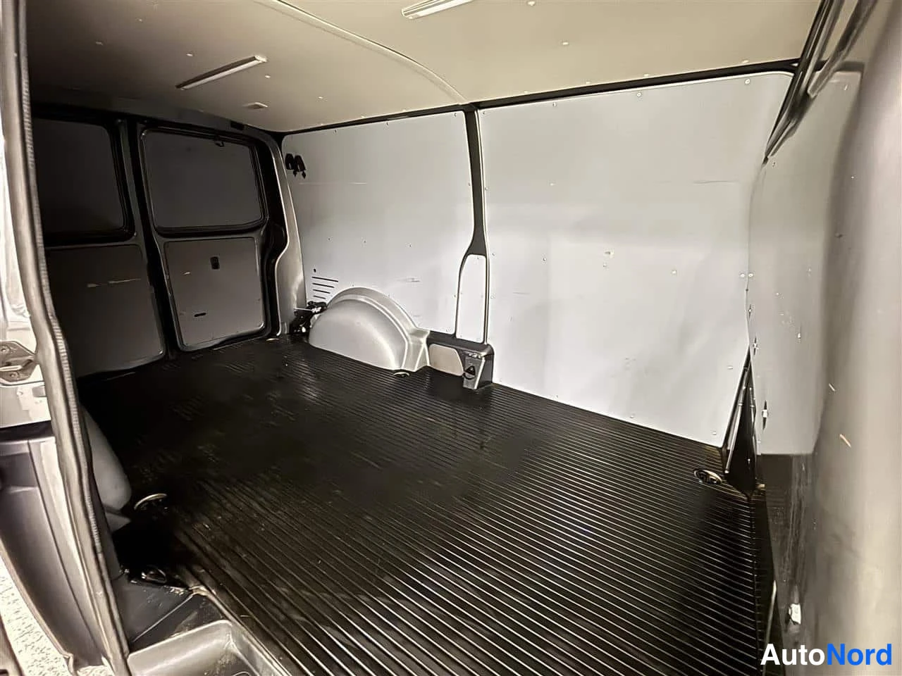 Harmaa Volkswagen Transporter 2020, tavaratila, kuva 18