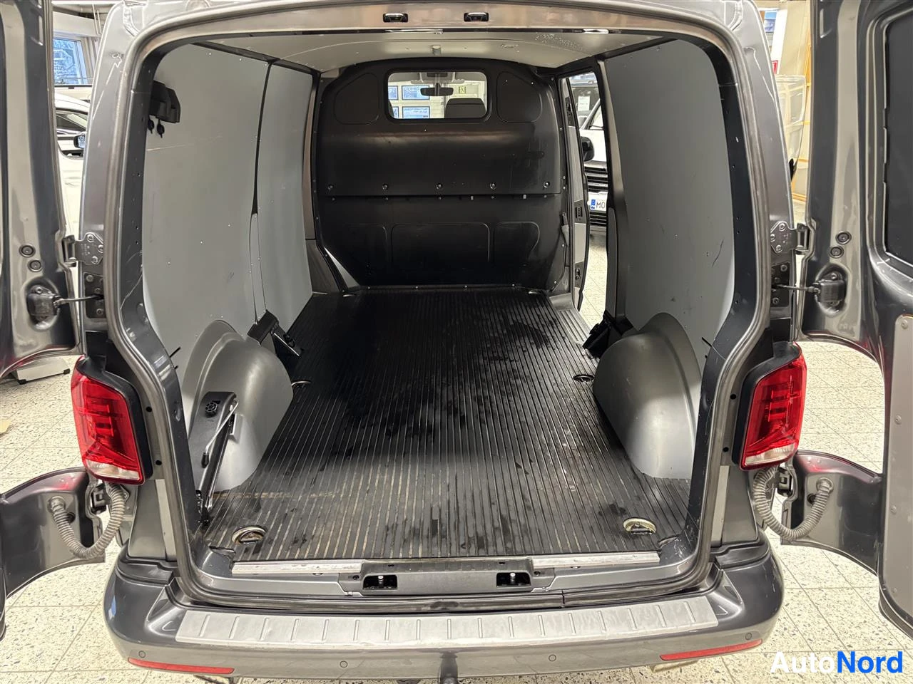 Harmaa Volkswagen Transporter 2020, tavaratila, kuva 19
