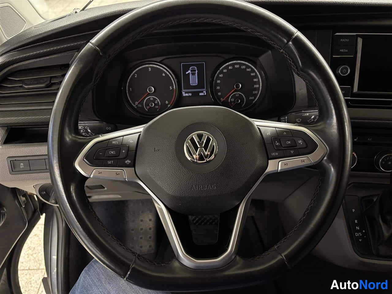 Harmaa Volkswagen Transporter 2020, ohjaamo, kuva 15