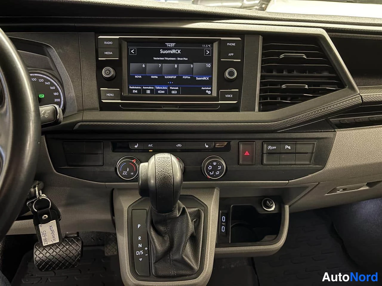 Harmaa Volkswagen Transporter 2020, ohjaamo, kuva 10