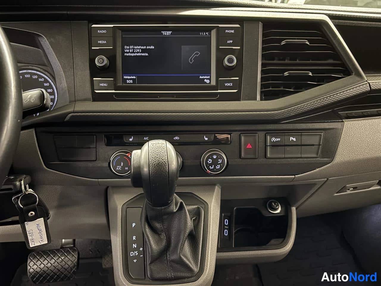 Harmaa Volkswagen Transporter 2020, ohjaamo, kuva 11