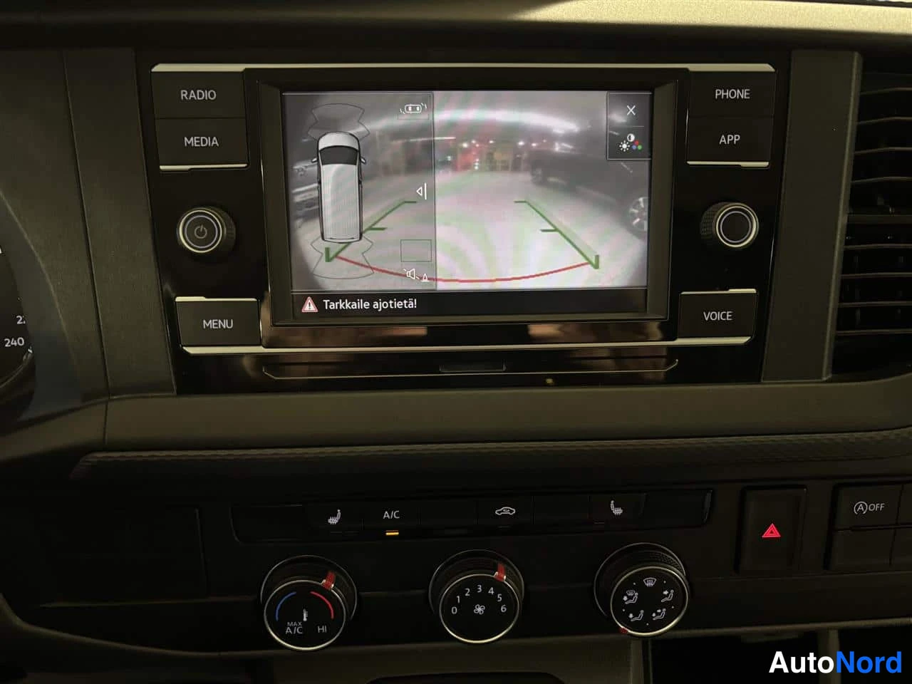 Harmaa Volkswagen Transporter 2020, ohjaamo, kuva 12
