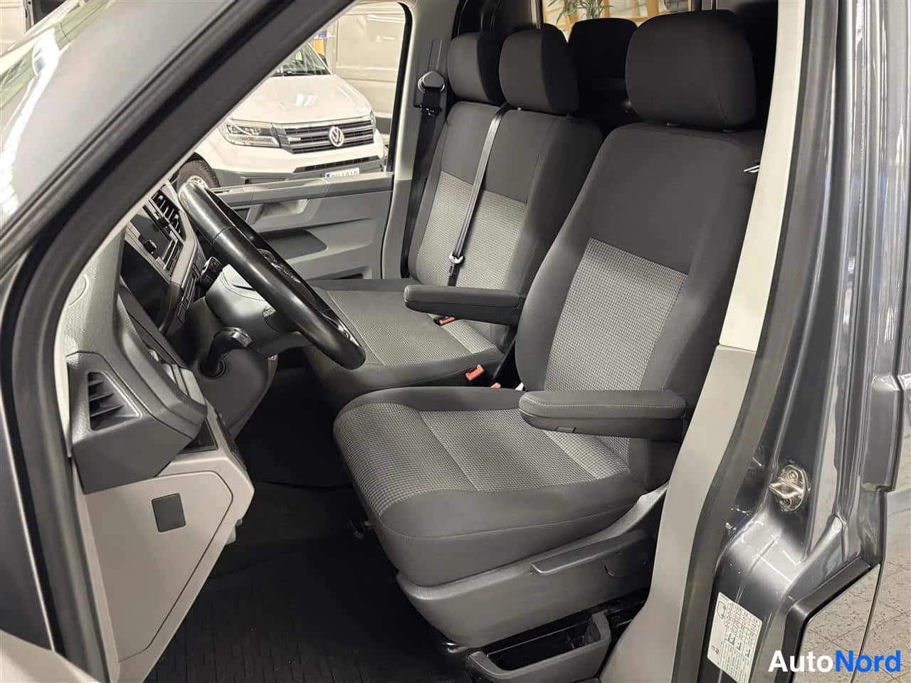 Harmaa Volkswagen Transporter 2020, etuistuimet, kuva 17