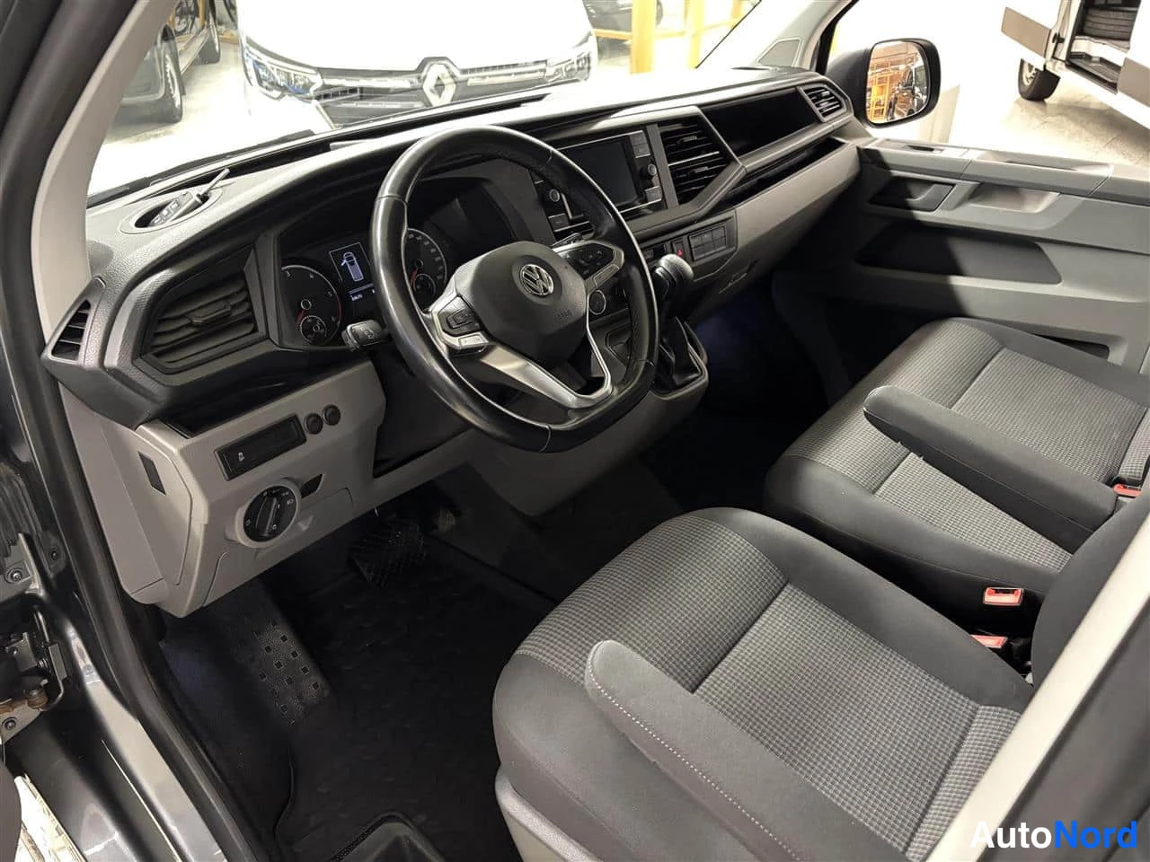 Harmaa Volkswagen Transporter 2020, ohjaamo, kuva 8