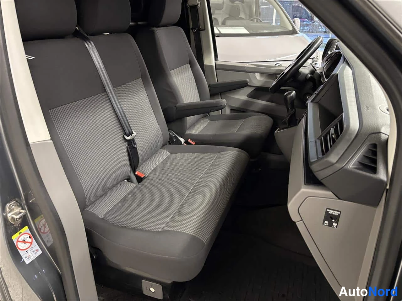 Harmaa Volkswagen Transporter 2020, etuistuimet, kuva 16
