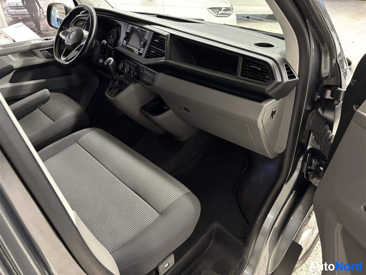 Harmaa Volkswagen Transporter 2020, ohjaamo, kuva 9