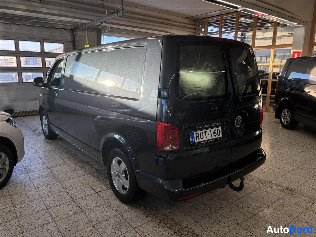 Sininen Volkswagen Transporter 2021, takaviisto, kuva 4