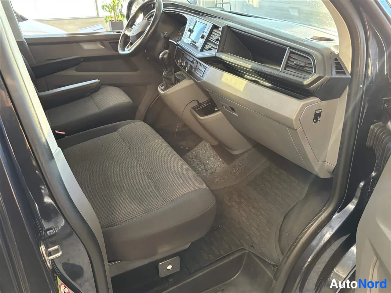 Sininen Volkswagen Transporter 2021, ohjaamo, kuva 9