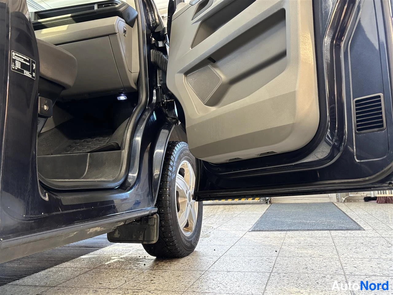Sininen Volkswagen Transporter 2021, yksityiskohta, kuva 23