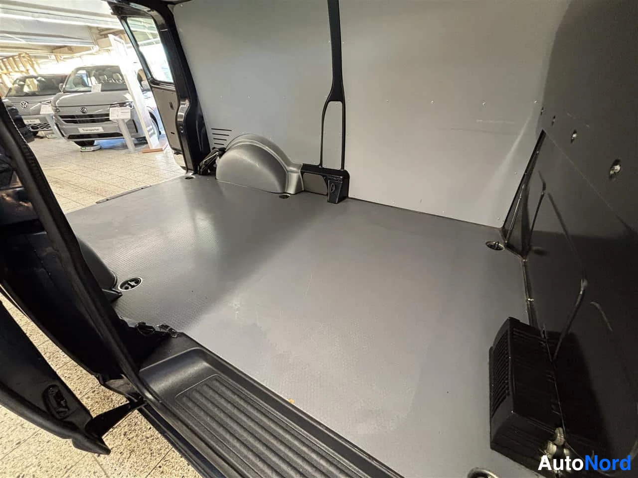 Sininen Volkswagen Transporter 2021, tavaratila, kuva 13