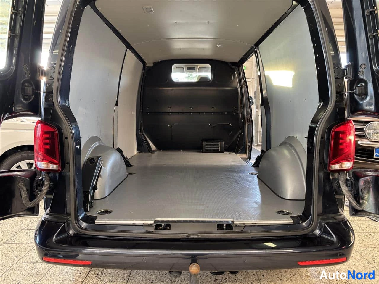 Sininen Volkswagen Transporter 2021, takaa, kuva 7