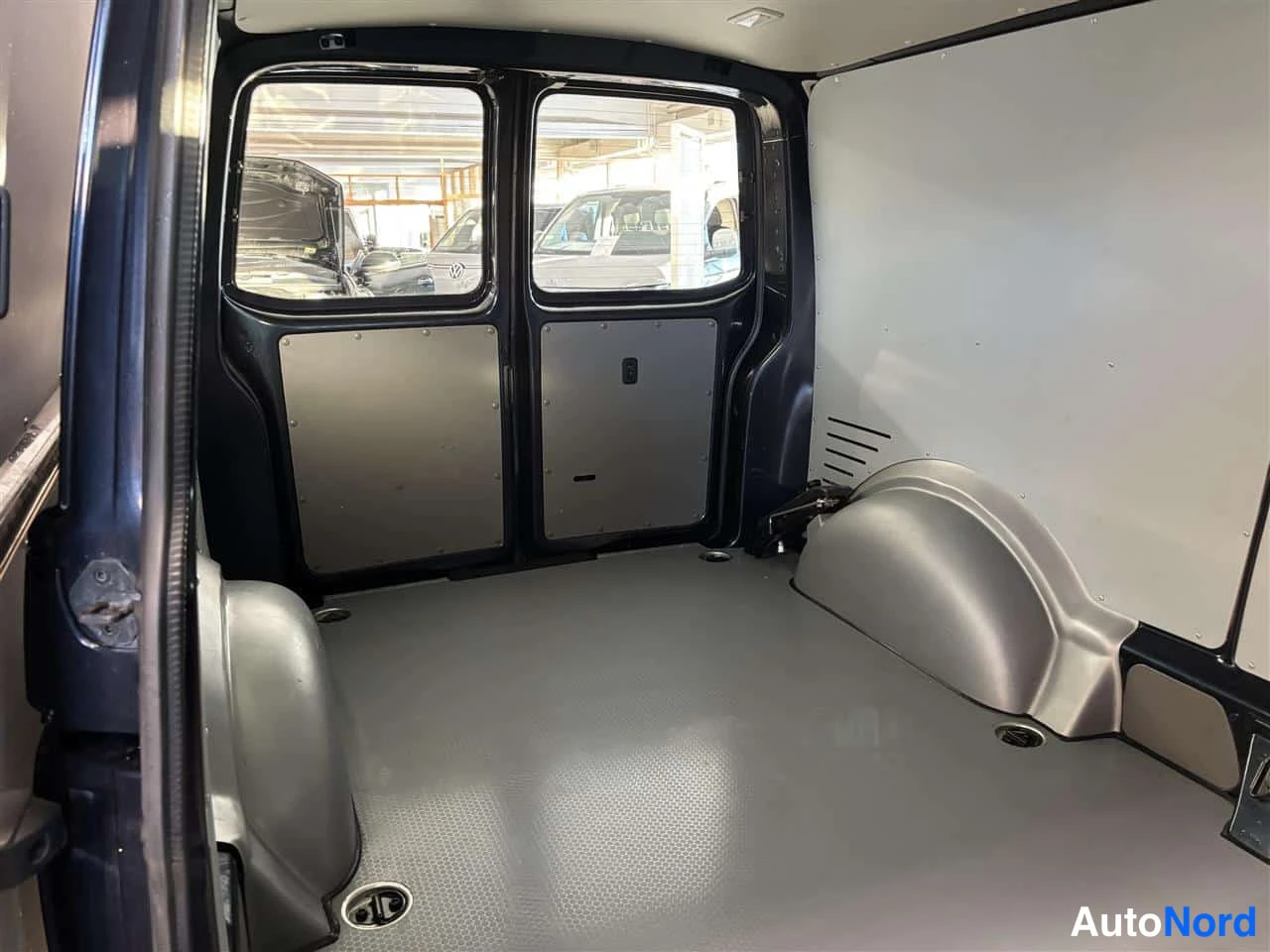 Sininen Volkswagen Transporter 2021, tavaratila, kuva 14