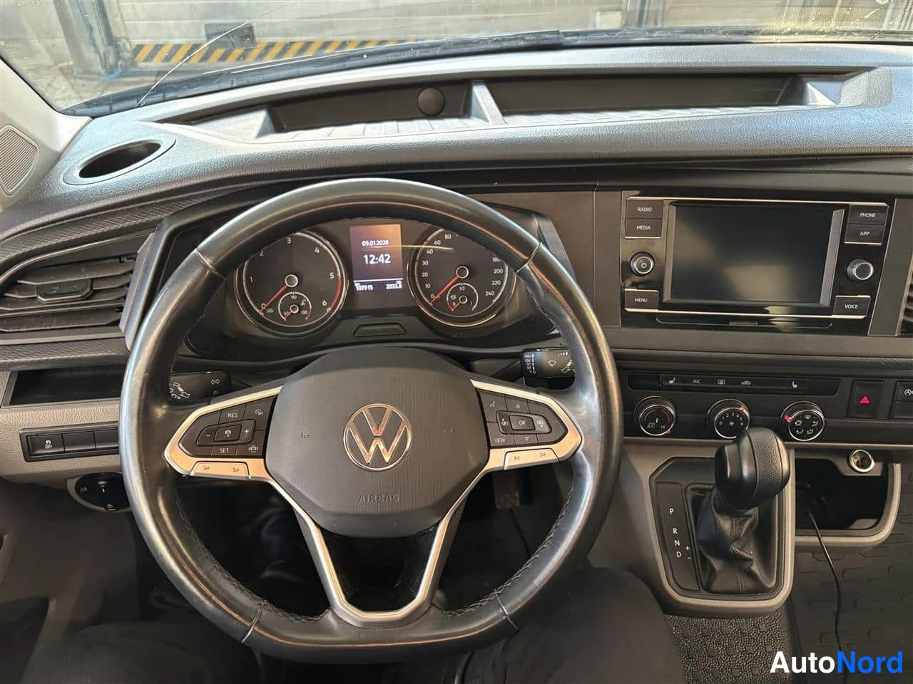 Sininen Volkswagen Transporter 2021, ohjaamo, kuva 10