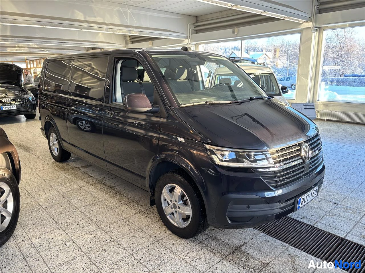 Sininen Volkswagen Transporter 2021, etuviisto, keula oikealle, kuva 2