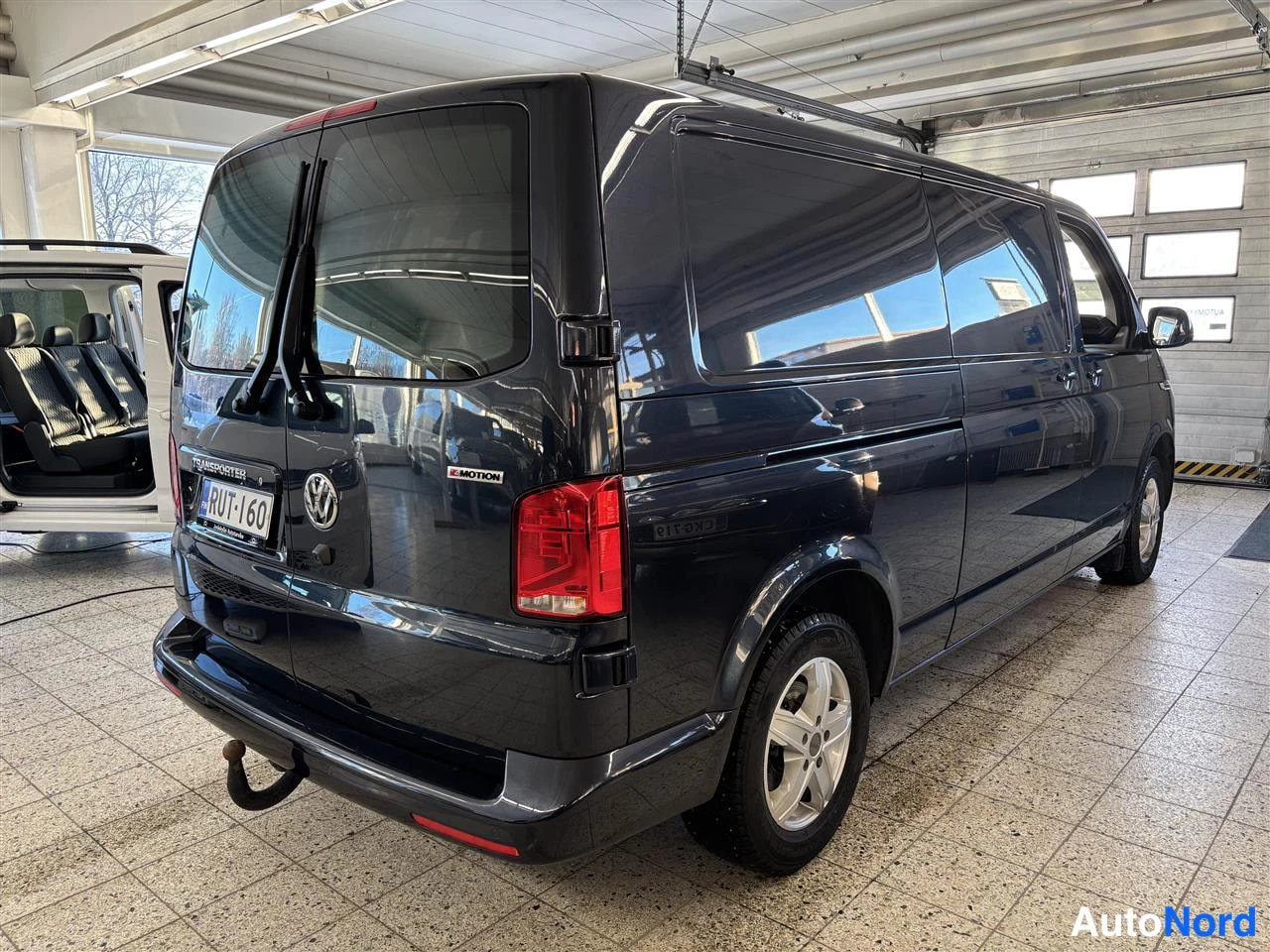 Sininen Volkswagen Transporter 2021, takaviisto, kuva 5